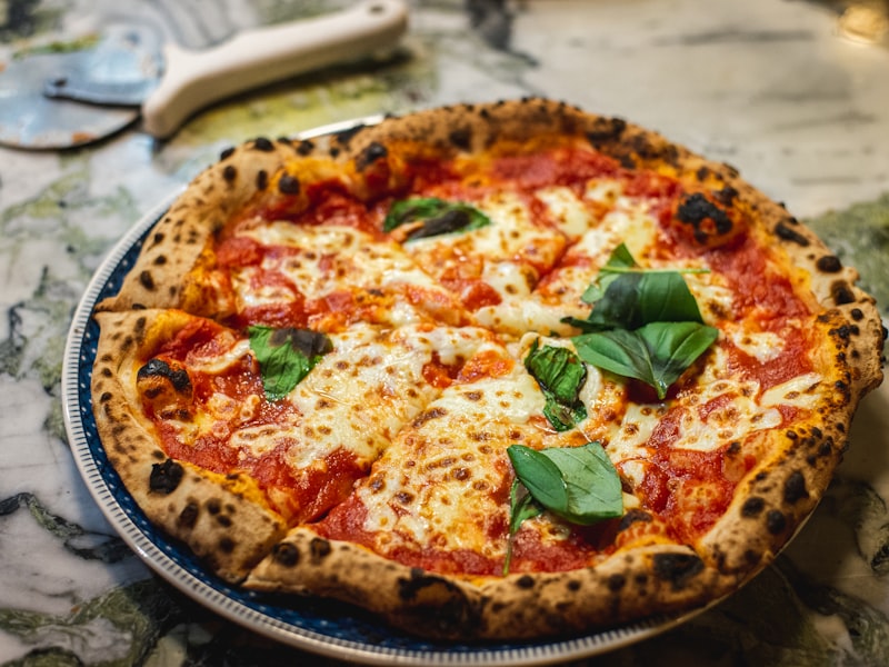 Margherita clássica — especialidade da Pizzaria Forneria Bella