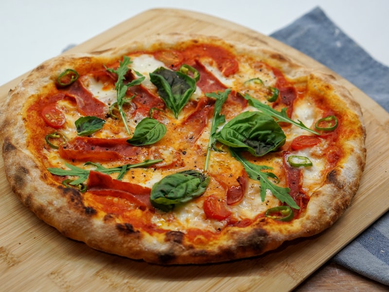 Calabresa artesanal — especialidade da Pizzaria Forneria Bella